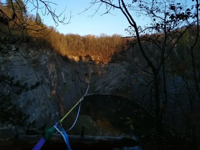 Pohled z V strany. Cca 10m kazda strana. Pozor národní rezervace.