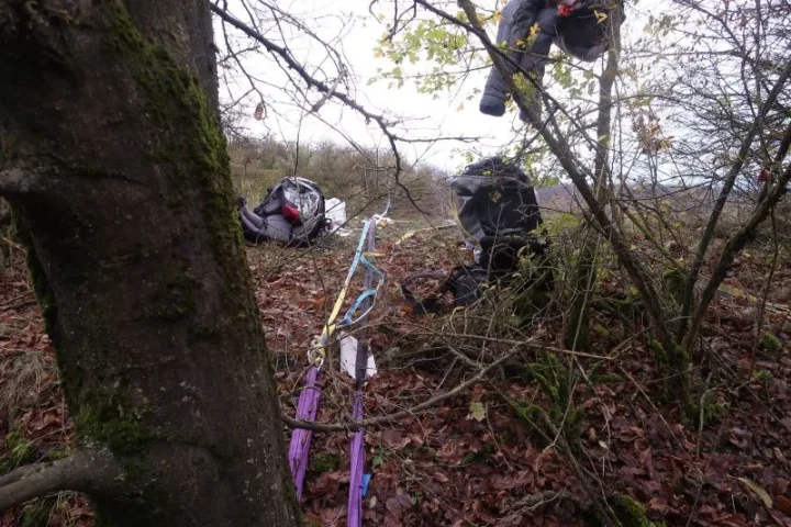 Kotvení SZ strany - jeden strom (cca 10m spansetu) /// J strana - více pochybných křovisek. Vyvázat aspoň dvě a ne ty na hraně (min. 13m spansetů)