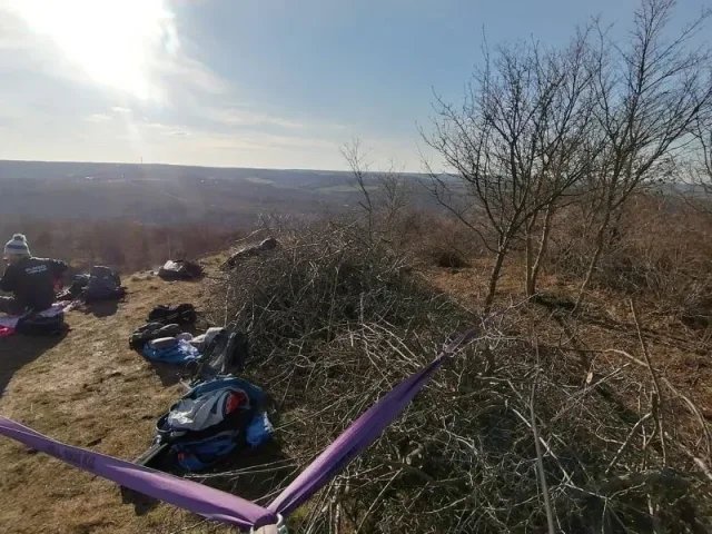 Východní strana, pohled zády ke směru lajny