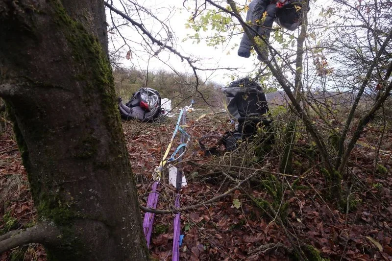 Kotvení SZ strany - jeden strom (cca 10m spansetu) /// J strana - více pochybných křovisek. Vyvázat aspoň dvě a ne ty na hraně (min. 13m spansetů)