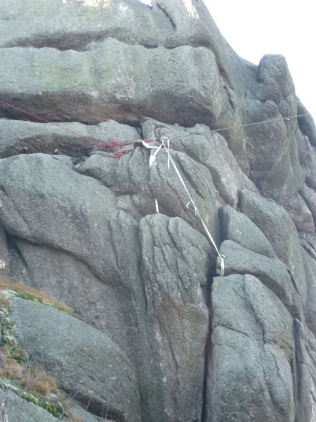 Na straně u kříže podvlečení pod skálou a kotvení za zábradlí a kříž.
