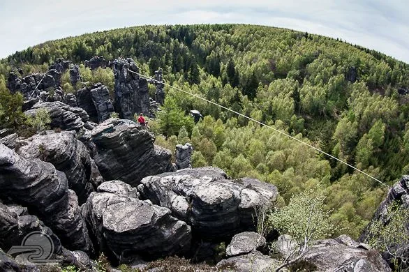 celá lajna z pohledu od masivu k tovární věži