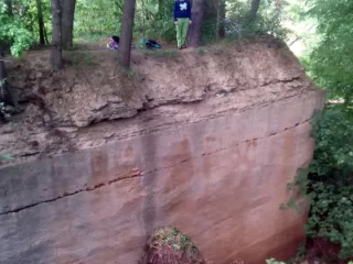 Kotvení na jedné straně borovice a na druhé dub.