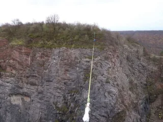 Pozor na padajici kameny. Dolu chodi lidé. Parkování v zákazu vjezdu nedoporučeno.