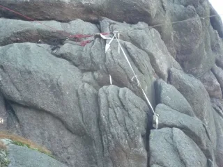 Na straně u kříže podvlečení pod skálou a kotvení za zábradlí a kříž.