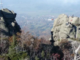 Na straně u kříže podvlečení pod skálou a kotvení za zábradlí a kříž.